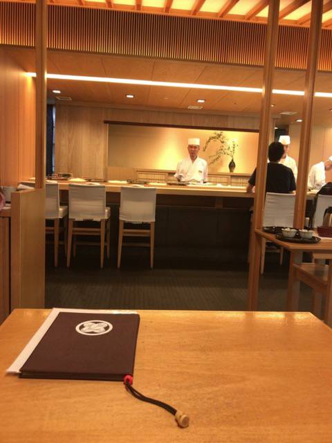 f:id:sabotennmegane:20180802000221j:plain 鮨一新の店内の様子