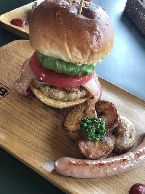 f:id:sabotennmegane:20180908173818j:plain ふらのバーガーおすすめ