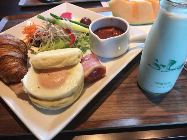 f:id:sabotennmegane:20180908235106j:plain ライジングサンの朝食