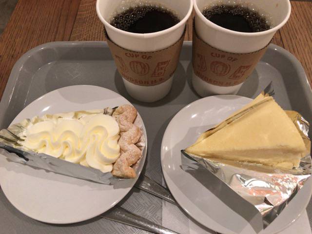 f:id:sabotennmegane:20180921210543j:plain レモンクリームパイとニューヨークチーズケーキ