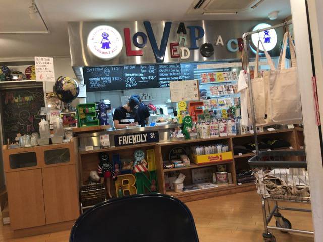 f:id:sabotennmegane:20180925210554j:plain ミスターフレンドリーカフェの店内の様子
