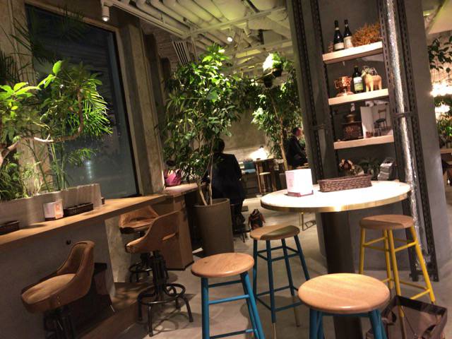 f:id:sabotennmegane:20180927223756j:plain ボンドルフィボンカフェのイートイン