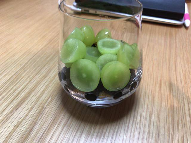 f:id:sabotennmegane:20180928235026j:plain シャインマスカットとタピオカ