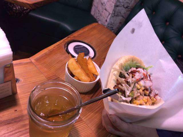 f:id:sabotennmegane:20181008184937j:plain ファラフェルフルサンドイッチ