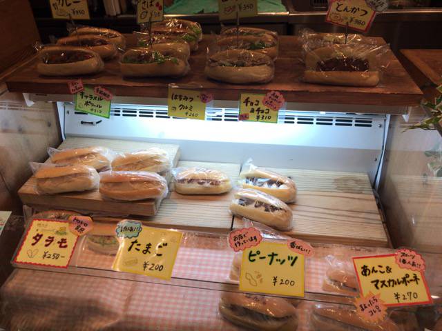 f:id:sabotennmegane:20181009210410j:plain えびすぱんショーケースの中身