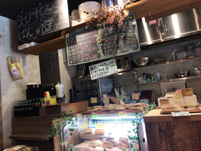 f:id:sabotennmegane:20181009211240j:plain えびすぱん店内の様子