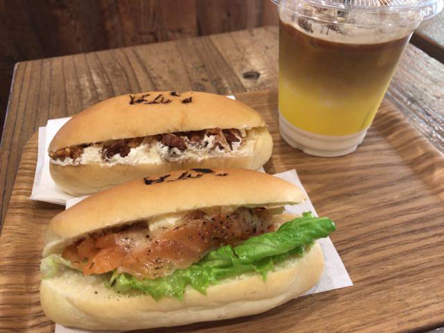 f:id:sabotennmegane:20181009211350j:plain はちみつくるみコッペパンとサワークリームコッペパン