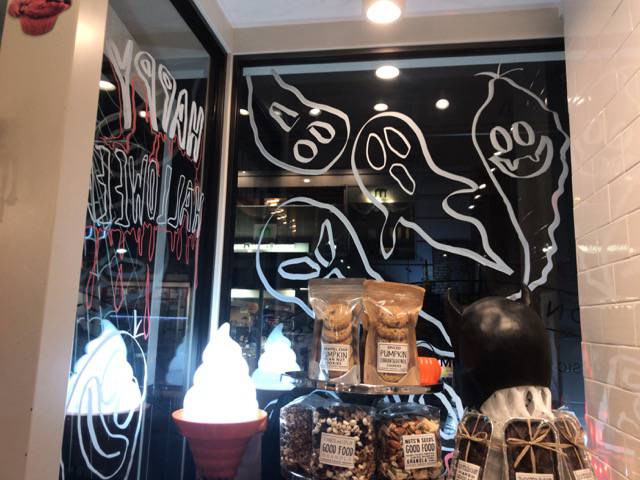 f:id:sabotennmegane:20181025211129j:plain ハドソンマーケットベーカーズの店内の様子 ハロウィン使用