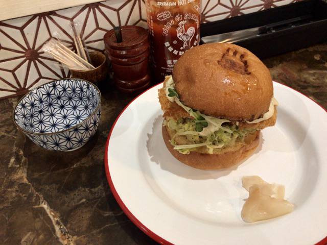 f:id:sabotennmegane:20181102172159j:plain 「デリファシャス」の昆布〆フィッシュバーガー