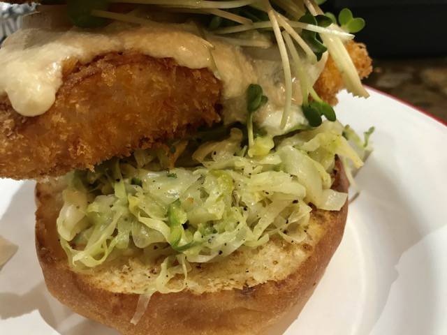 f:id:sabotennmegane:20181102174118j:plain バンズにはバター醤油
