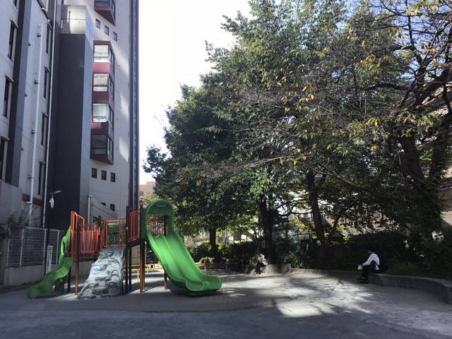 f:id:sabotennmegane:20181103190055j:plain オニバスコーヒーの隣は公園