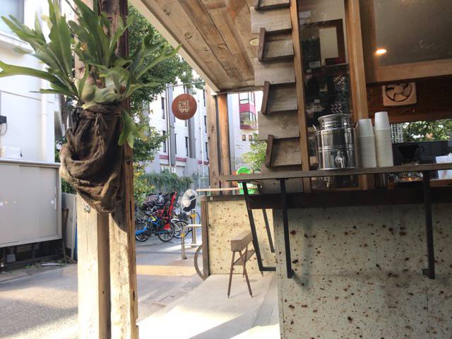 f:id:sabotennmegane:20181103192012j:plain オニバスコーヒーのベンチ