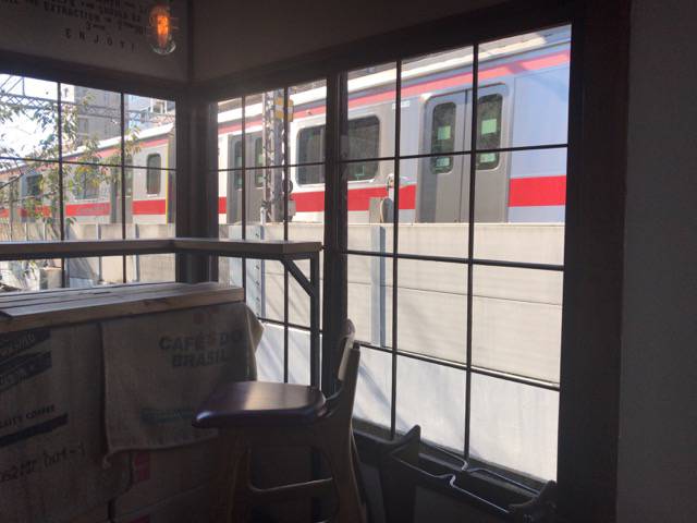 f:id:sabotennmegane:20181103192706j:plain 席の横を電車が通過