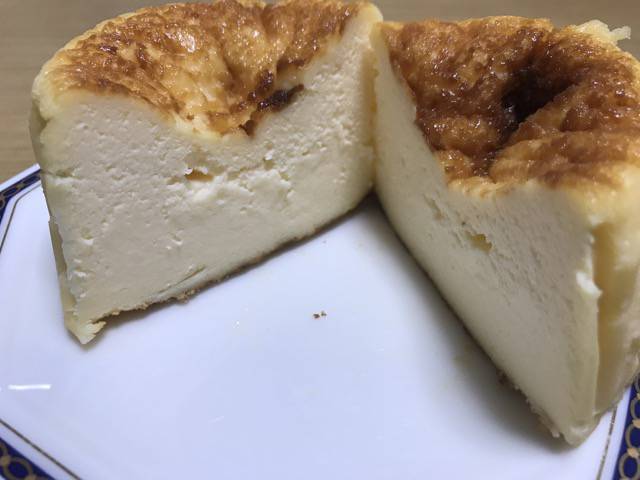 f:id:sabotennmegane:20181219130058j:plain バスクチーズケーキの断面