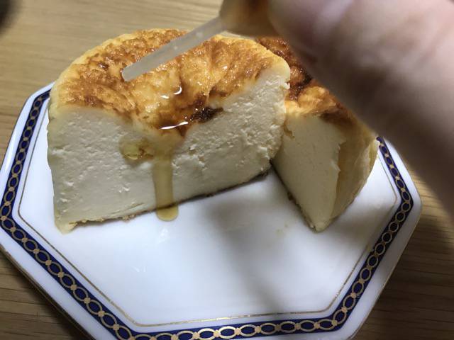 f:id:sabotennmegane:20181219130918j:plain バスクチーズケーキメープルシロップつき