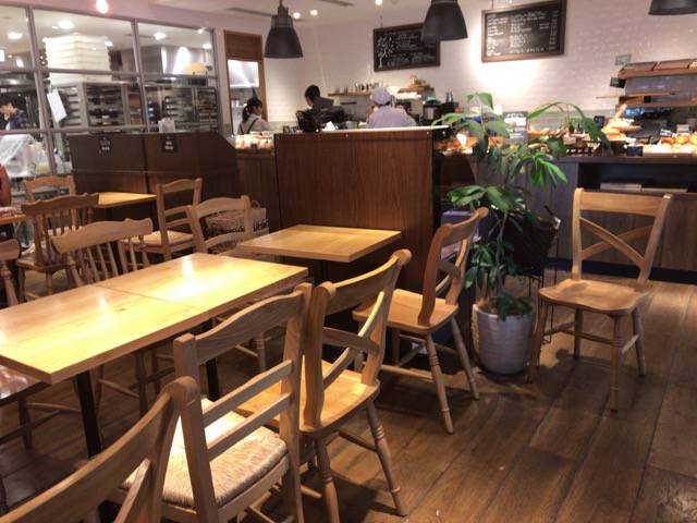 f:id:sabotennmegane:20181222134407j:plain ブレッド&コーヒーイケダヤマの内観