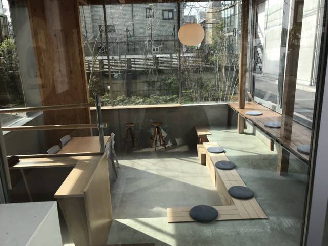 f:id:sabotennmegane:20190207204425j:plain ヒグマドーナツ×コーヒーライツ店内の様子 イートインあり