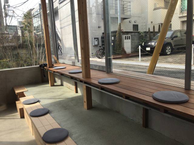 f:id:sabotennmegane:20190207204507j:plain ヒグマドーナツ×コーヒーライツ店内の様子