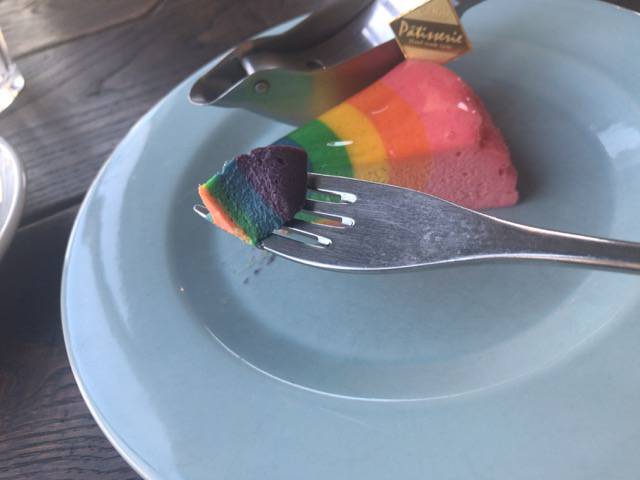 f:id:sabotennmegane:20190210135106j:plain エーワークスのレインボーチーズケーキ