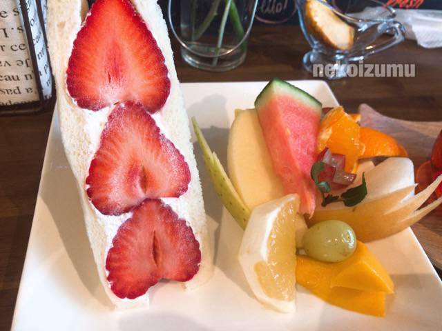 f:id:sabotennmegane:20190417231901j:plain あまおうのフルーツサンドイッチ